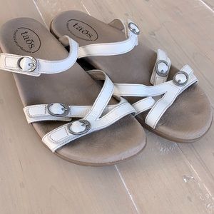 ✨taos white sandals✨white with velcro straps Size9